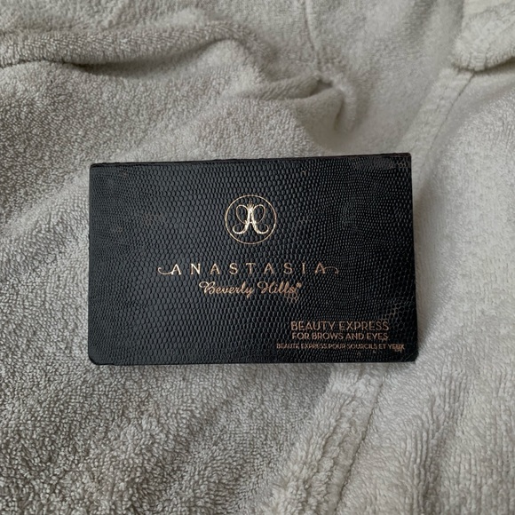 Anastasia Beverly Hills Other - ABH Eyebrow Kit Anastasia Beverly Hills Other - ABH Eyebrow Kit